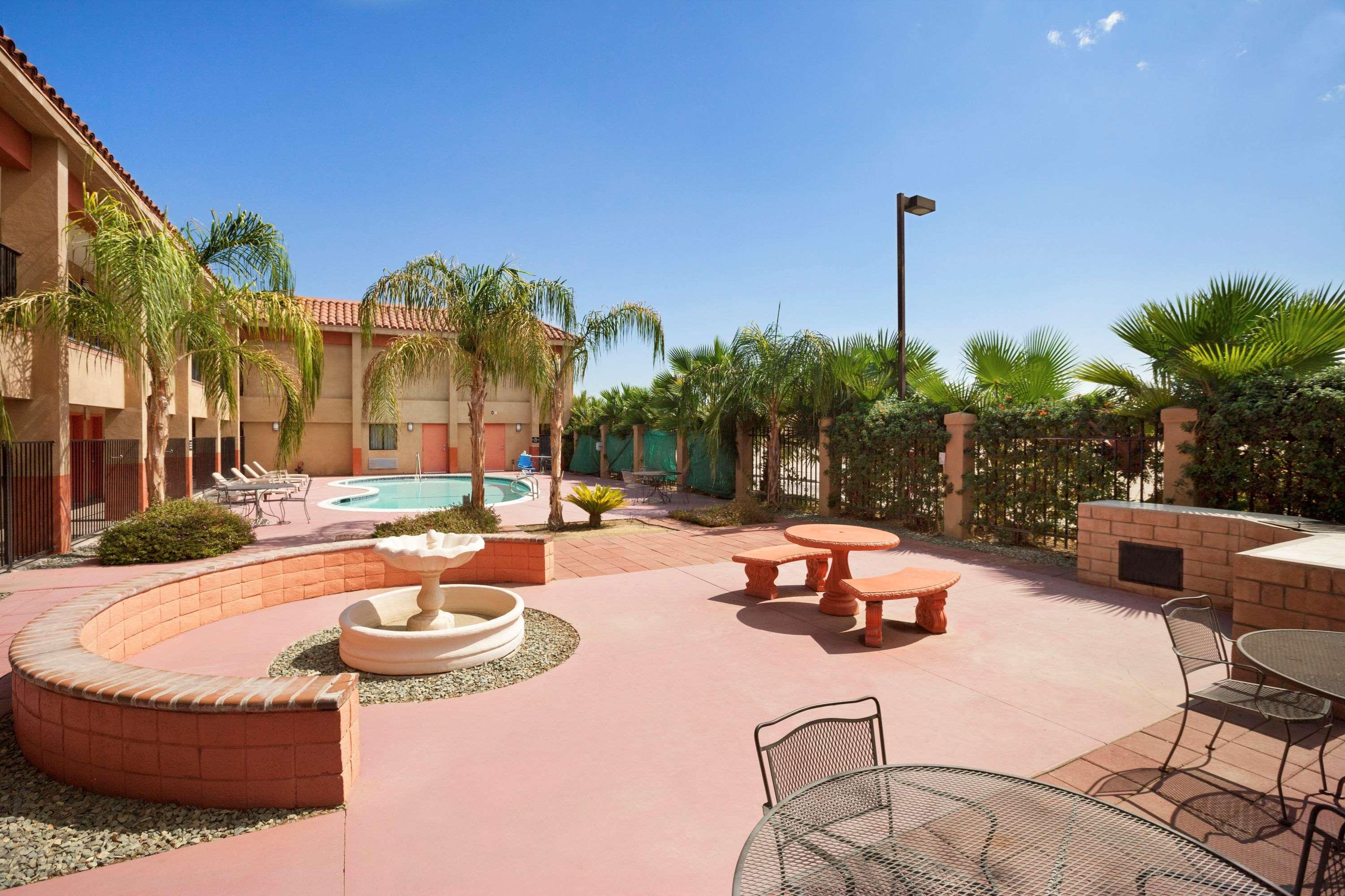 Hotel Super 8 By Wyndham Indio Exterior foto