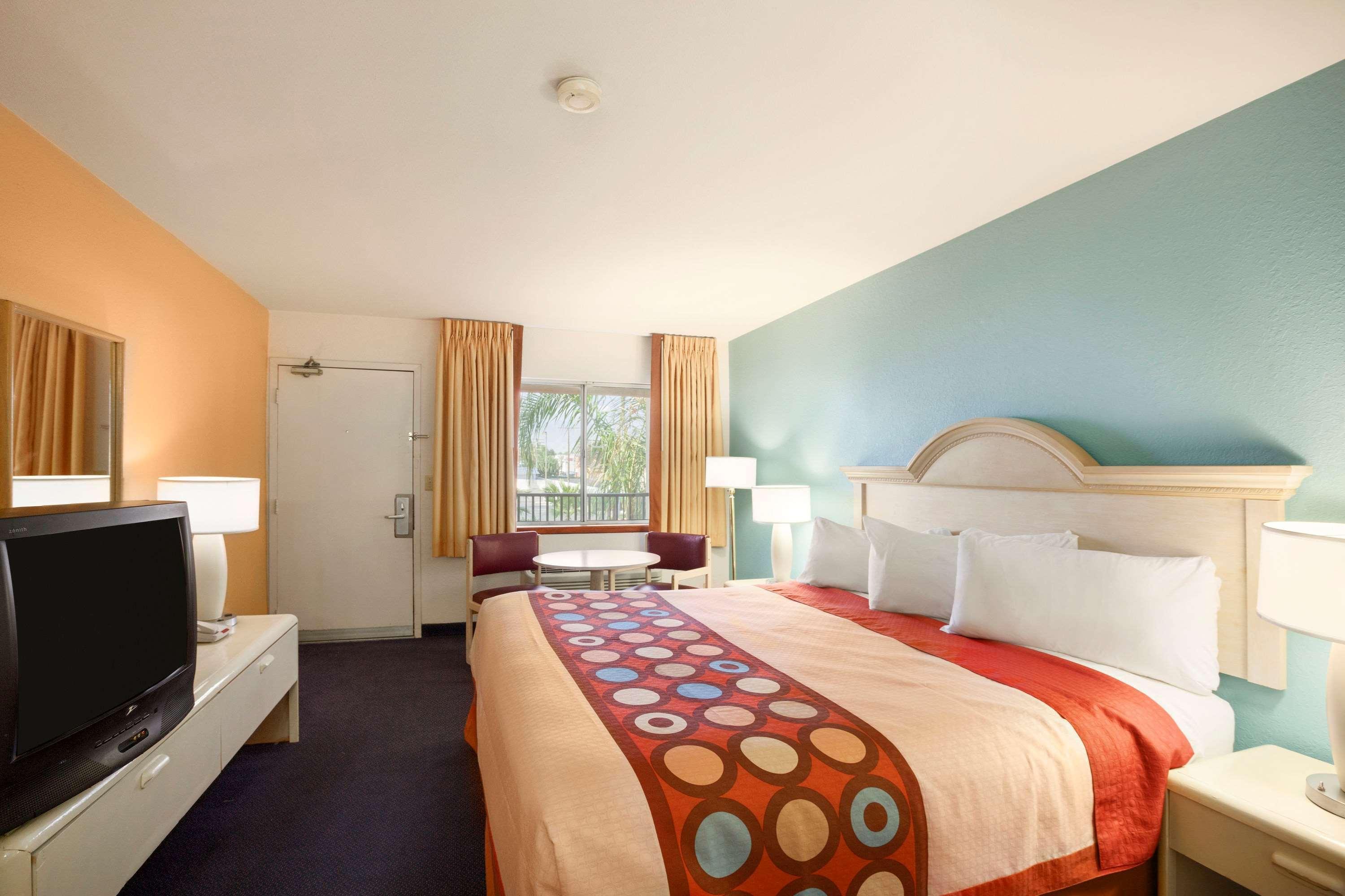 Hotel Super 8 By Wyndham Indio Exterior foto